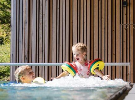 FamilienSpa Familienhotel mit Rooftop Pool Torghele's Wald + Fluh